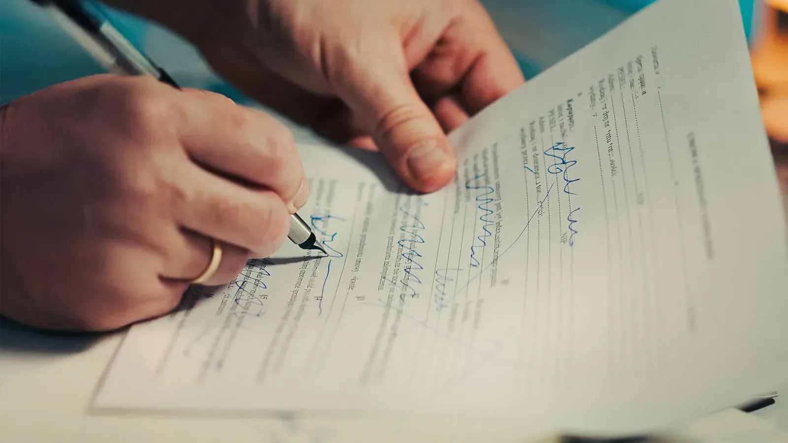 A flagged checklist clipboard showing common signs of misclassified workers